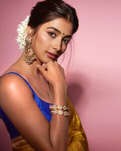 Pooja Hegde Instagram - देसी > everything else 🥹 #cirkus