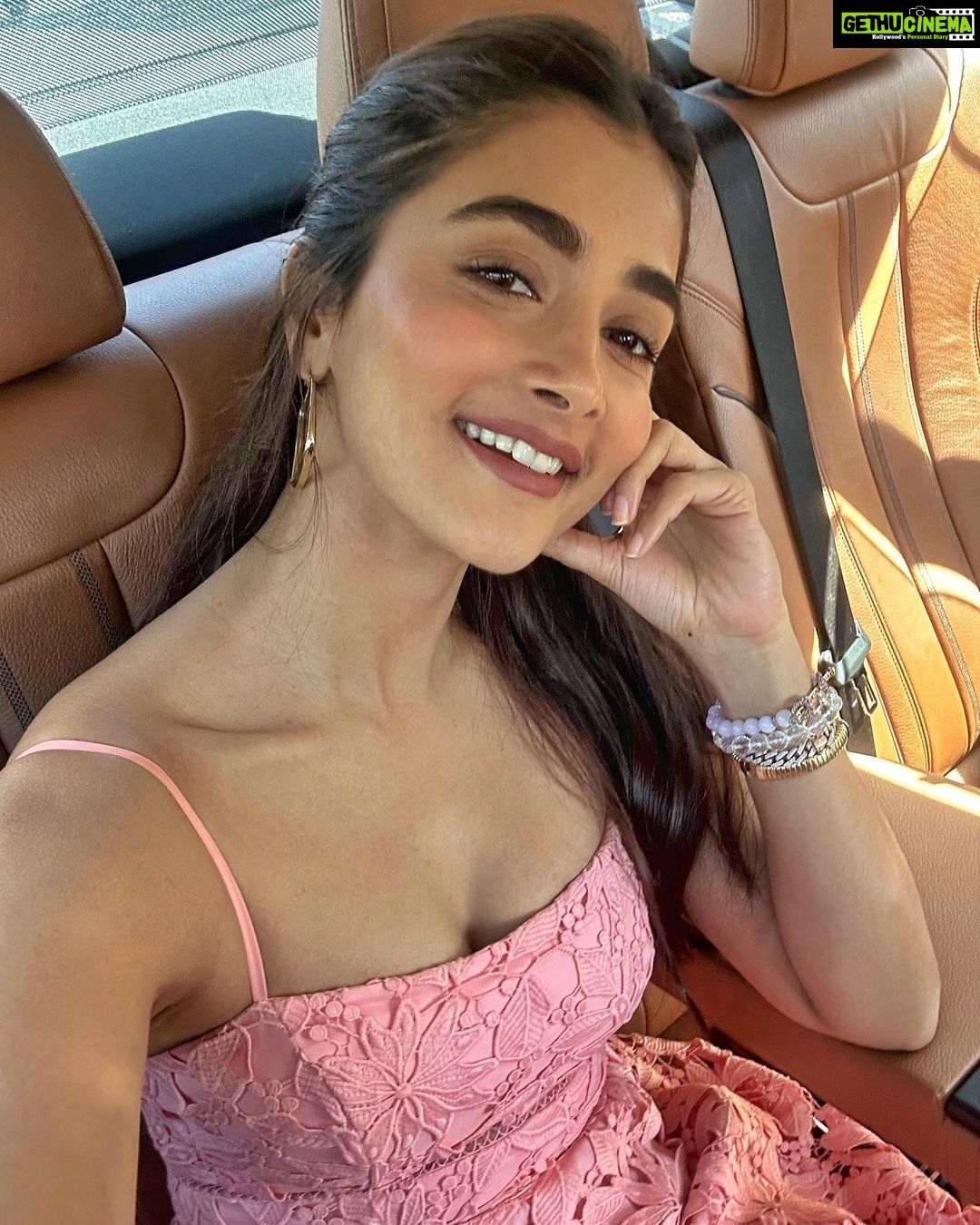Pooja Hegde Instagram - Hey, How’s your Sunday going? 🫠☺️