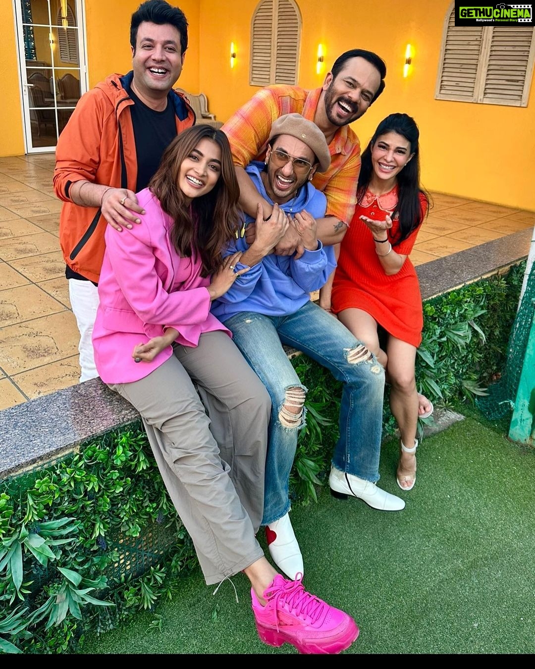 Pooja Hegde Instagram - The CIRKUS troupe is back! 🙃🙃Something special coming out tomorrow 🥰☺️ #cirkusthischristmas @itsrohitshetty @ranveersingh @jacquelinef143 @fukravarun @tseries.official