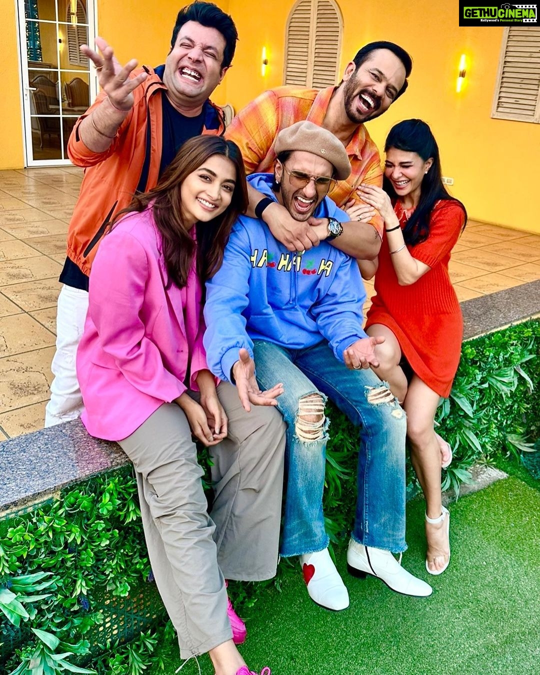 Pooja Hegde Instagram - The CIRKUS troupe is back! 🙃🙃Something special coming out tomorrow 🥰☺️ #cirkusthischristmas @itsrohitshetty @ranveersingh @jacquelinef143 @fukravarun @tseries.official