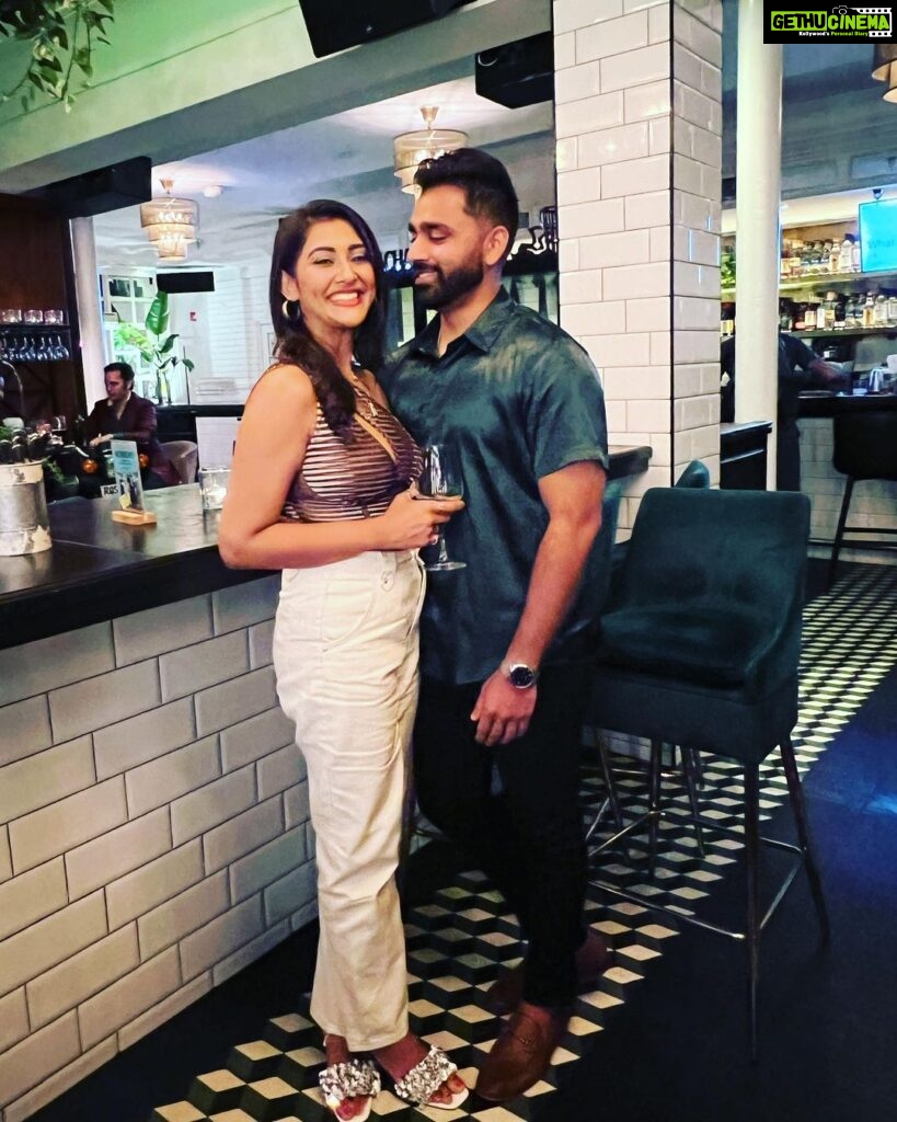 Pooja Jhaveri Instagram - Me telling him to pose for a candid picture 😂 and then he just aces it 😜 Swipe and tell me Which one is the real candid ? #candid #couplegoals #fakecandid #caughtinthemoment #missing #miami #miamidiaries #coupleshoot #goals