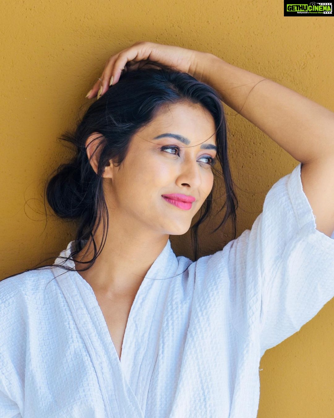Pooja Jhaveri Instagram - Self care is the highest form of love ! I love to start my mornings with warmth of the sun, goodness of nature and soul exhilarating freshness… dosent it sound like a perfect blend ? This one product has the same exact blend that will warm you up, has the goodness of nature and will bring you freshness in seconds… ! The harmonious blend of herbs and spices with pure green tea makes it a perfect cup of health and helps me detox toxins. The @teasatgirnar #detox #desikahwa is my every morning ritual ! #tea #girnar #productsilove #influencer #campaign #ad #morningrituals #morningsun #morningswithme #instagood #selfcare #selfcareday Jersey City, New Jersey