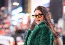 Pooja Jhaveri Instagram - The most alluring thing a woman can wear is “confidence” Wear it, embrace it, flaunt it ! 😎🌻 Happy international Womens day ! 📸 : @7heavensnyc #womensday #internationalwomensday #girlpower#woman #standingstrong #grounded #nyc #newyork #newyorkcity #timessquare #fashion #fashionist #fashionstyle #womensupportingwomen #usa Times Square, New York City