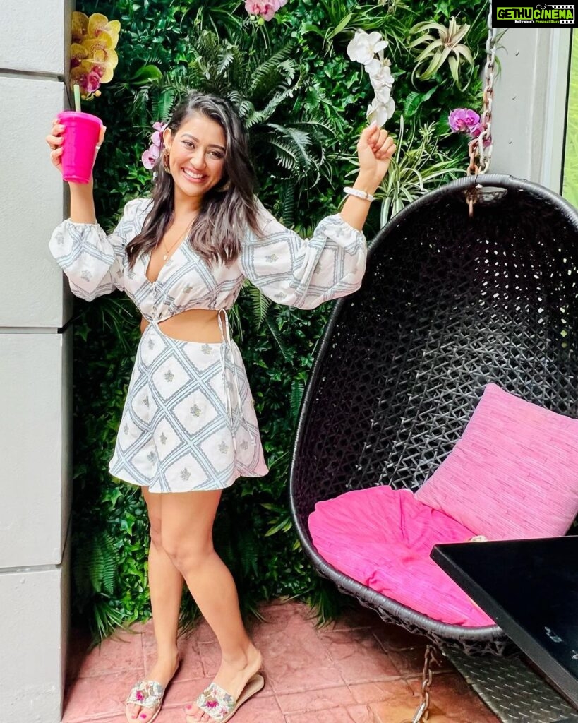Pooja Jhaveri Instagram - My meter of emotions on a snow day ! Pic 1 : happy to see everything white Pic 2 : nice.. I like to see it from my window ! Pic 3 : okay, when will it stop snowing 🤦🏻‍♀️I need to go out… 😩 Also the last 3 pictures were failed attempts to promote the very yummy dragon fruit smoothie from @sobeveg 🥰 #snow #snowday #missingsummer #awaitingsunnydays #miami #florida #sobeveg #dragonfruit #foodreccomendation #foodblogger #reccomended #usa #india #desiinfluencer #ootd Miami, Florida