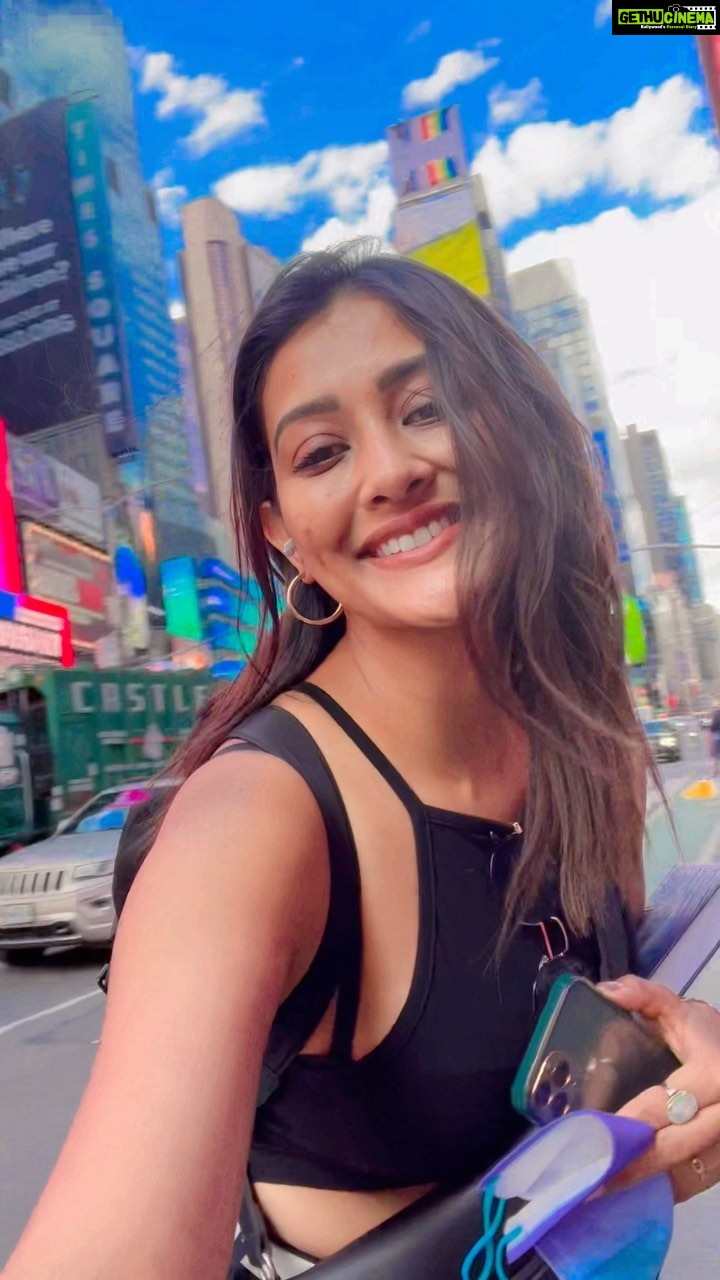 Pooja Jhaveri Instagram - When I heard the news of my own wedding !!! 😳🤯 I had to tell this to myself !! #babycalmdown !! #notmarriedyet !! 🤐🤫 Just clarifying the fact that if I was getting married I would definitely go to time-square and dance like this and announce it myself ! #rumour #notmarriedyet #bridetobe #soon #timesquare #poojajhaveri #poojajjhaveri
