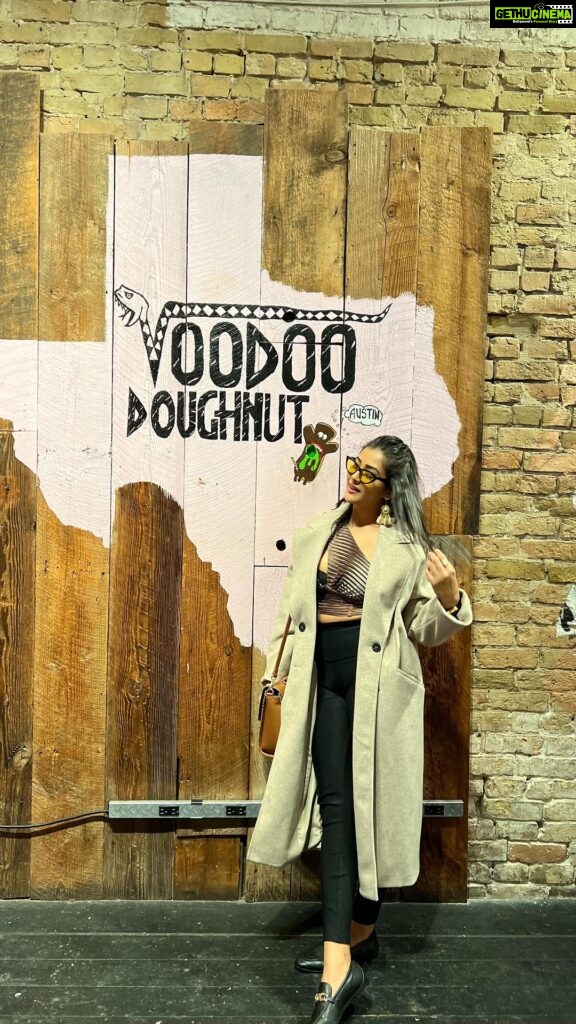 Pooja Jhaveri Instagram - Started my new year on a sweet note with @voodoodoughnut First things first, this one was in #austin on the music street, and the ambience was super vibrant and refreshing! For me personally the best part was, it was vegan. It is so difficult to find eggless #donuts in the #usa🇺🇸 and I was actually craving them since some days. My first choice was #doublechocolate #donut and I was sure I wouldn’t go wrong with it ❤ the caramel chocolate was the special one that day and we tried that too…. Do not forget to try #voodoodonuts when in #austin Thanks you @mukund_patel and @pateltruptig for recommending ❤ #donuts #sweet #sugarrush #cravings #food #austin #texas #newreel #newreccomendation #reccomended #usa #poojajjhaveri