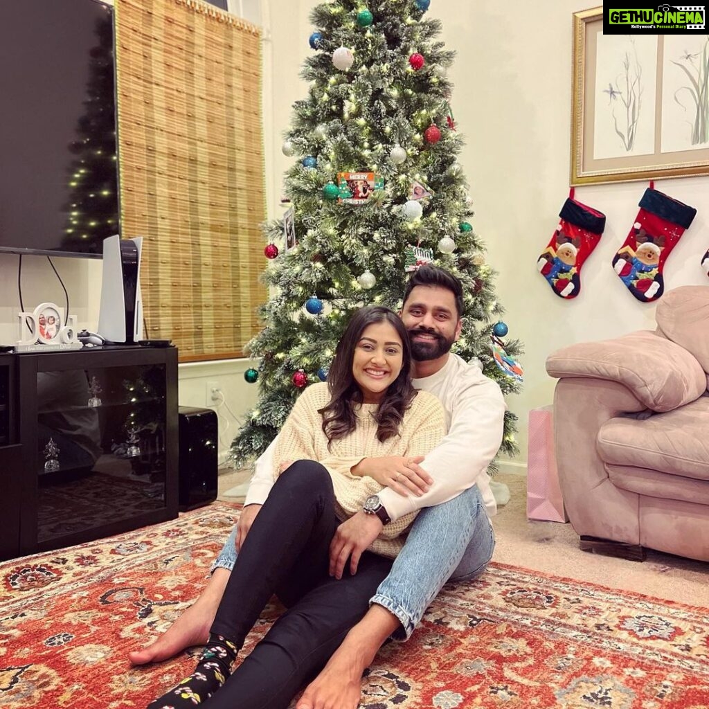 Pooja Jhaveri Instagram - Merry Christmas 🎁🎄 From us to you all ! #christmasatsanghvis #merrychristmas #christmas2022 #happyholidays #christmas
