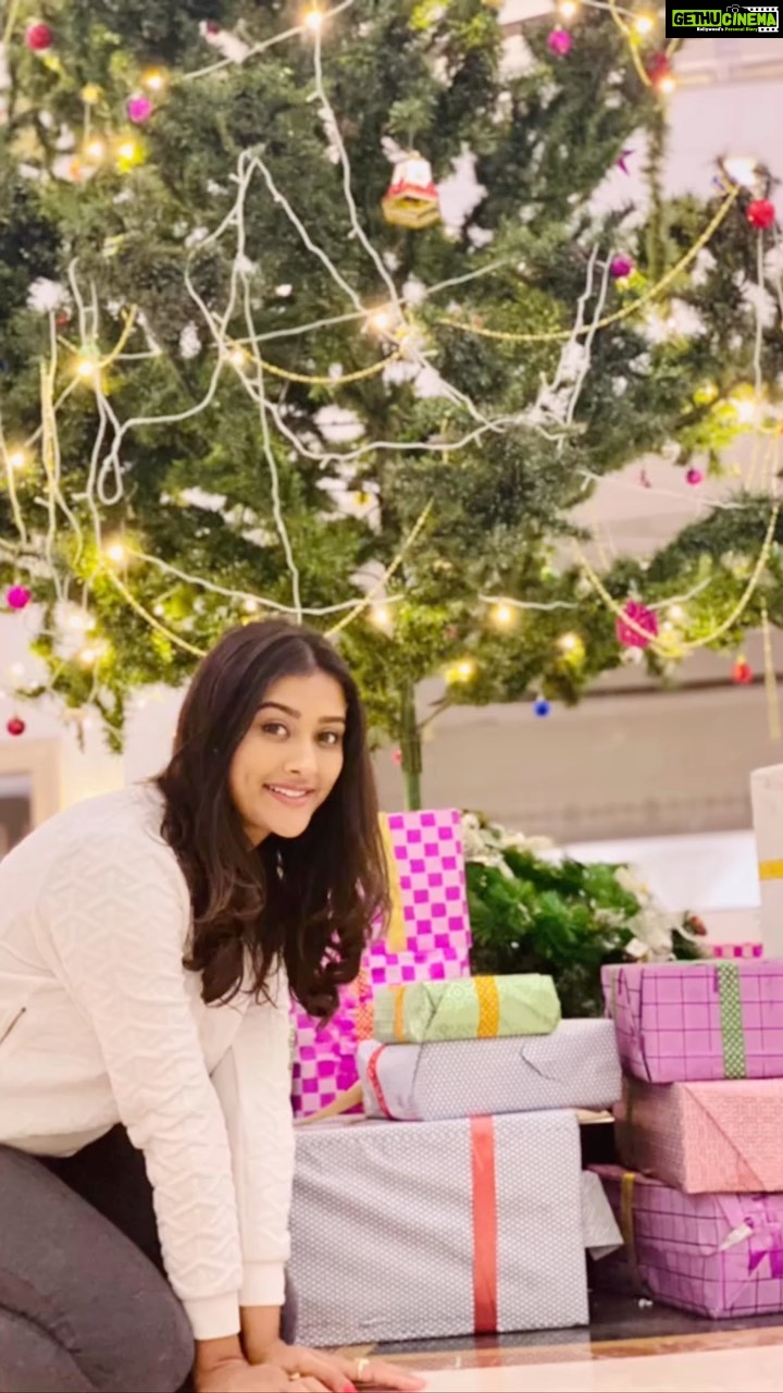 Pooja Jhaveri Instagram - That time of the year πβ¨π§π»βππ #happyholidays #merrychristmas #christmas #christmasinusa #december #happychristmas #newyork #philly #christmasbells #christmastree #christmasdecor #christmasreels #christmasgifts