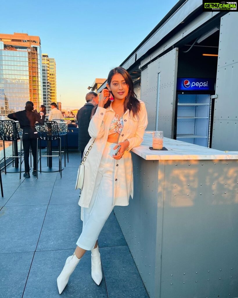 Pooja Jhaveri Instagram - Just gonna stand there and wait for Summer 😂🤦🏻‍♀😩☀ Also @assemblyphl is one of my favourite spots to get lost in the city view from the top during summer 🥰 #phl #philly #rooftops #rooftopbar #recommended #summer #summervibes #goldenhour #photography #cityviews #topview #bars #restaurant #reccomendation Assembly Rooftop Lounge