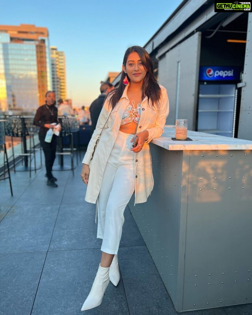 Pooja Jhaveri Instagram - Just gonna stand there and wait for Summer 😂🤦🏻‍♀😩☀ Also @assemblyphl is one of my favourite spots to get lost in the city view from the top during summer 🥰 #phl #philly #rooftops #rooftopbar #recommended #summer #summervibes #goldenhour #photography #cityviews #topview #bars #restaurant #reccomendation Assembly Rooftop Lounge