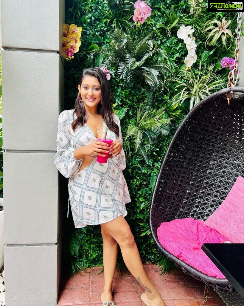 Pooja Jhaveri Instagram - My meter of emotions on a snow day ! Pic 1 : happy to see everything white Pic 2 : nice.. I like to see it from my window ! Pic 3 : okay, when will it stop snowing 🤦🏻‍♀I need to go out… 😩 Also the last 3 pictures were failed attempts to promote the very yummy dragon fruit smoothie from @sobeveg 🥰 #snow #snowday #missingsummer #awaitingsunnydays #miami #florida #sobeveg #dragonfruit #foodreccomendation #foodblogger #reccomended #usa #india #desiinfluencer #ootd Miami, Florida