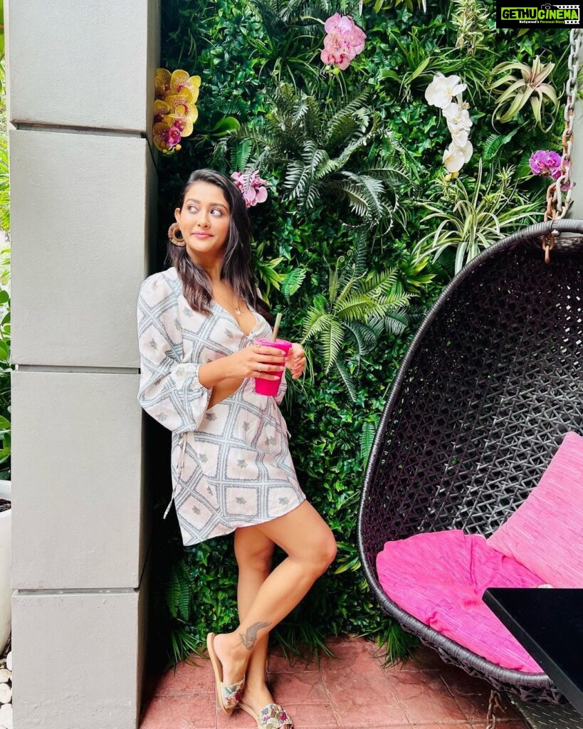 Pooja Jhaveri Instagram - My meter of emotions on a snow day ! Pic 1 : happy to see everything white Pic 2 : nice.. I like to see it from my window ! Pic 3 : okay, when will it stop snowing 🤦🏻‍♀I need to go out… 😩 Also the last 3 pictures were failed attempts to promote the very yummy dragon fruit smoothie from @sobeveg 🥰 #snow #snowday #missingsummer #awaitingsunnydays #miami #florida #sobeveg #dragonfruit #foodreccomendation #foodblogger #reccomended #usa #india #desiinfluencer #ootd Miami, Florida