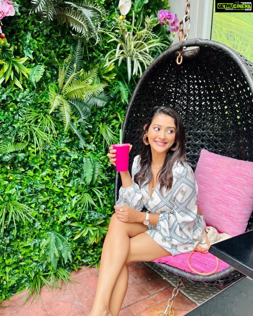 Pooja Jhaveri Instagram - My meter of emotions on a snow day ! Pic 1 : happy to see everything white Pic 2 : nice.. I like to see it from my window ! Pic 3 : okay, when will it stop snowing 🤦🏻‍♀I need to go out… 😩 Also the last 3 pictures were failed attempts to promote the very yummy dragon fruit smoothie from @sobeveg 🥰 #snow #snowday #missingsummer #awaitingsunnydays #miami #florida #sobeveg #dragonfruit #foodreccomendation #foodblogger #reccomended #usa #india #desiinfluencer #ootd Miami, Florida