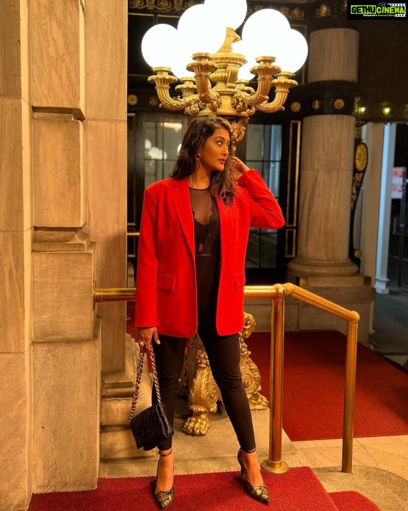 Pooja Jhaveri Instagram - Swipe 👉 to see how I layered the look 🥶 Bodysuit : @bardot Blazer : @inc_rtw Long coat : @forever21 Handbag : @zara Pumps : @csiriano #outfitinspiration #fashionstyle #fashionista #outfitinspiration #hotoutfit #blackoutfit #cocktaildress #blazer #outfitinspo #fashiondesigner #fashionstyle #styleinspo #styleblogger #newyork #newyorkcity New York City