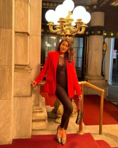 Pooja Jhaveri Instagram - Swipe 👉 to see how I layered the look 🥶

Bodysuit : @bardot 
Blazer : @inc_rtw 
Long coat : @forever21 
Handbag : @zara 
Pumps : @csiriano 

#outfitinspiration #fashionstyle #fashionista #outfitinspiration #hotoutfit #blackoutfit #cocktaildress #blazer #outfitinspo #fashiondesigner #fashionstyle #styleinspo #styleblogger #newyork #newyorkcity