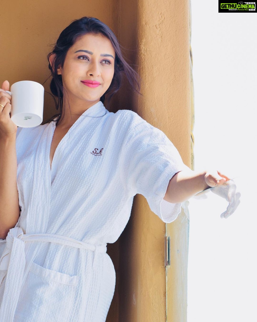 Pooja Jhaveri Instagram - Self care is the highest form of love ! I love to start my mornings with warmth of the sun, goodness of nature and soul exhilarating freshness… dosent it sound like a perfect blend ? This one product has the same exact blend that will warm you up, has the goodness of nature and will bring you freshness in seconds… ! The harmonious blend of herbs and spices with pure green tea makes it a perfect cup of health and helps me detox toxins. The @teasatgirnar #detox #desikahwa is my every morning ritual ! #tea #girnar #productsilove #influencer #campaign #ad #morningrituals #morningsun #morningswithme #instagood #selfcare #selfcareday Jersey City, New Jersey