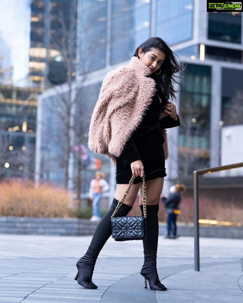 Pooja Jhaveri Instagram - Fashion is what you buy ! Style is what you do with it ! 😎 A @zara ensemble ! 📸 : @7heavensnyc #everydayfashion #stylewithme #stylediary #styledbyme #fashionista #fashion #instafashion #dressup #grwm Vessel