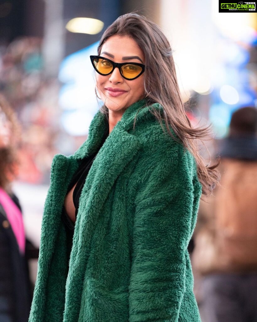 Pooja Jhaveri Instagram - The most alluring thing a woman can wear is “confidence” Wear it, embrace it, flaunt it ! 😎🌻 Happy international Womens day ! 📸 : @7heavensnyc #womensday #internationalwomensday #girlpower#woman #standingstrong #grounded #nyc #newyork #newyorkcity #timessquare #fashion #fashionist #fashionstyle #womensupportingwomen #usa Times Square, New York City