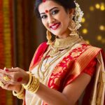Pooja Jhaveri Instagram - NOT MARRIED YET !! 10 out of the 1000 times I played #bride before I actually become 1 !! Swipe left to see how I am shopping currently 🤦🏻‍♀️ So lucky to have adorned almost all ethnicity bridal looks #gujarati #marathi #punjabi #southindian #christian #muslim #bengali #bride #bridetobe #bridesmaids #sabyasachibride #taruntahiliani #bridalwear #allthingsbridal #bridegroom