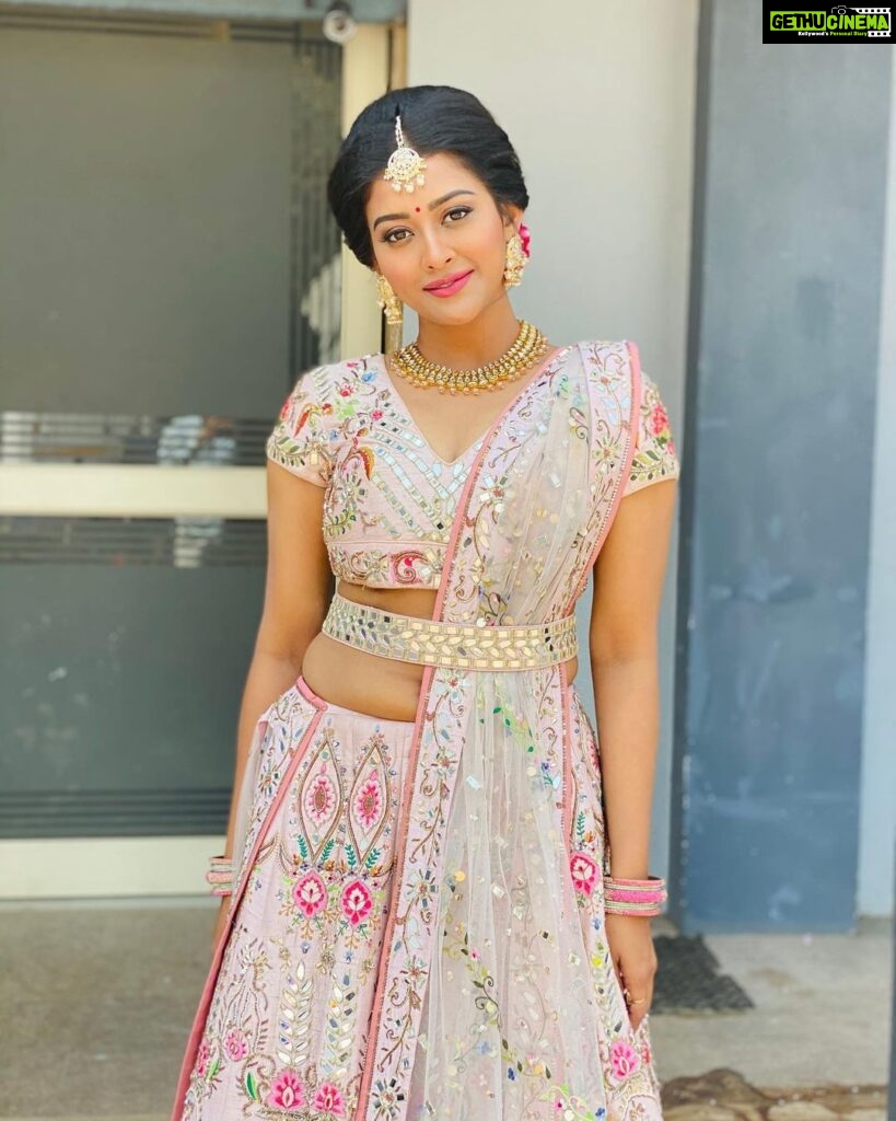 Pooja Jhaveri Instagram - NOT MARRIED YET !! 10 out of the 1000 times I played #bride before I actually become 1 !! Swipe left to see how I am shopping currently 🤦🏻‍♀ So lucky to have adorned almost all ethnicity bridal looks #gujarati #marathi #punjabi #southindian #christian #muslim #bengali #bride #bridetobe #bridesmaids #sabyasachibride #taruntahiliani #bridalwear #allthingsbridal #bridegroom