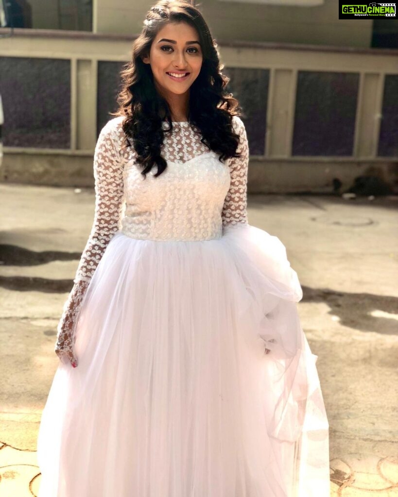 Pooja Jhaveri Instagram - NOT MARRIED YET !! 10 out of the 1000 times I played #bride before I actually become 1 !! Swipe left to see how I am shopping currently 🤦🏻‍♀ So lucky to have adorned almost all ethnicity bridal looks #gujarati #marathi #punjabi #southindian #christian #muslim #bengali #bride #bridetobe #bridesmaids #sabyasachibride #taruntahiliani #bridalwear #allthingsbridal #bridegroom