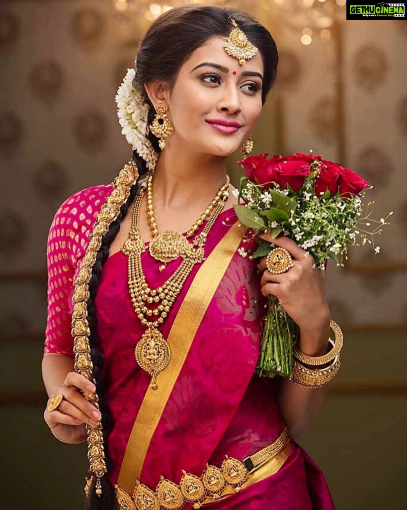 Pooja Jhaveri Instagram - NOT MARRIED YET !! 10 out of the 1000 times I played #bride before I actually become 1 !! Swipe left to see how I am shopping currently 🤦🏻‍♀ So lucky to have adorned almost all ethnicity bridal looks #gujarati #marathi #punjabi #southindian #christian #muslim #bengali #bride #bridetobe #bridesmaids #sabyasachibride #taruntahiliani #bridalwear #allthingsbridal #bridegroom
