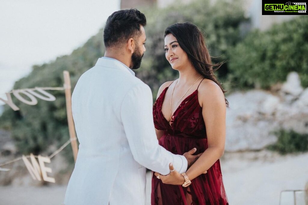 Pooja Jhaveri Instagram - And she said “YES” 🥂 08/12/2023 >> 12/08/2023 #JASHAN for life !! @jashan_ka_din 📸 : @ptaufiqphotography 📍: @habitastulum #engaged #proposal #marryme #willyoumarryme #taken #weddingbells #wedding #bride #bridetobe #groom #dreamproposal #proposal #surpriseproposal #beachproposal #ring #shesaidyes #isaidyes #bff #bestfriendforever #friendsforever