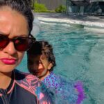 Pooja Kumar Instagram - My little lady is growing up! At 2 1/2 she’s swimming without her life jacket! #swimming #daughter #momlife #america #india #tamil #telugu #hindi #children #kids #summervibes
