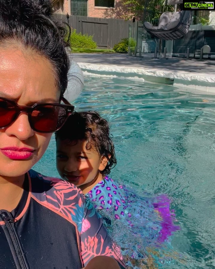 Pooja Kumar Instagram - My little lady is growing up! At 2 1/2 she’s swimming without her life jacket! #swimming #daughter #momlife #america #india #tamil #telugu #hindi #children #kids #summervibes