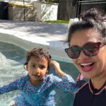 Pooja Kumar Instagram - My little lady is growing up! At 2 1/2 she’s swimming without her life jacket! #swimming #daughter #momlife #america #india #tamil #telugu #hindi #children #kids #summervibes