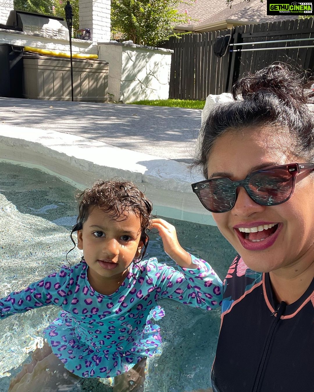 Pooja Kumar Instagram - My little lady is growing up! At 2 1/2 she’s swimming without her life jacket! #swimming #daughter #momlife #america #india #tamil #telugu #hindi #children #kids #summervibes