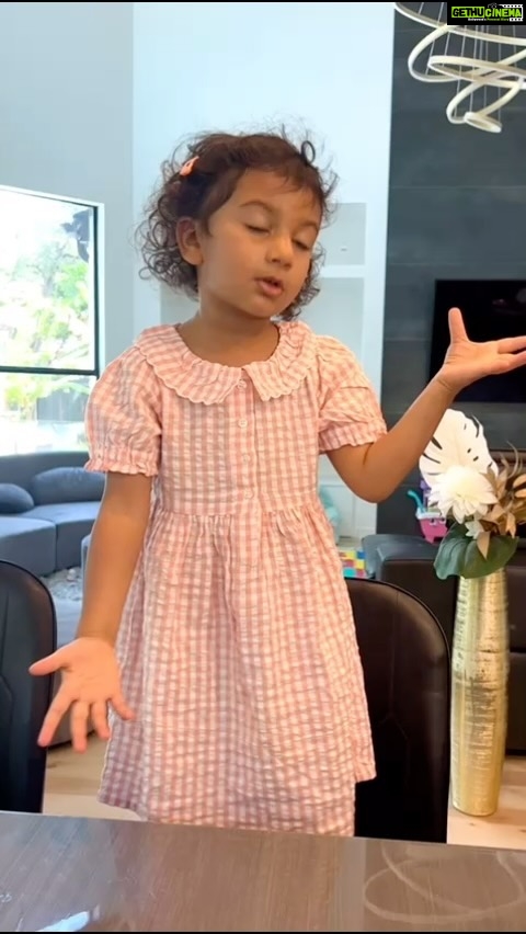 Pooja Kumar Instagram - My little lady giving advice to her Aaji (grandma)! #daughter #india #america #tamil #hindi #telugu