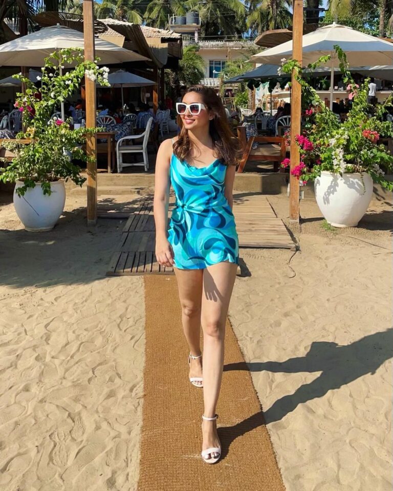 Pooja Salvi Instagram - Sun, Sand, the sea and me ☀️🏝️💙 . . . . . . . . #goa #tomatoes #sun #brunchbythesea #myhappyplace