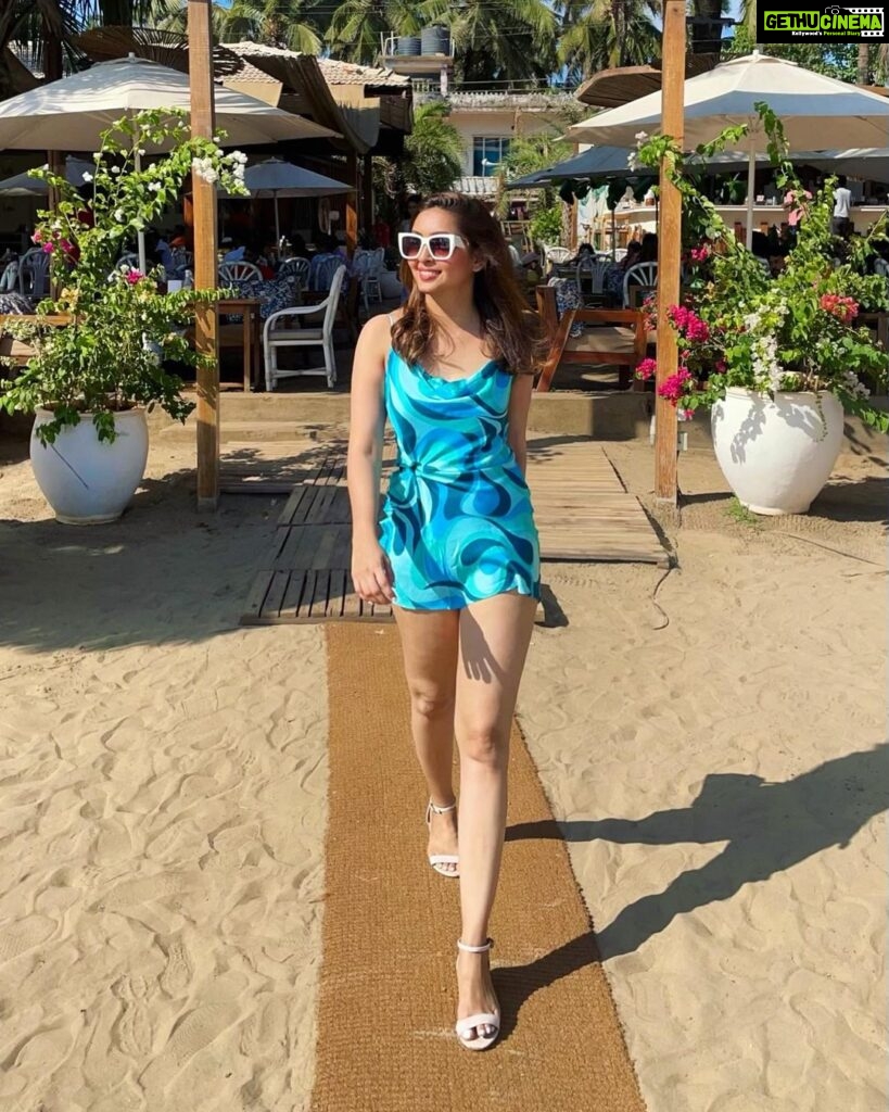 Pooja Salvi Instagram - Sun, Sand, the sea and me ☀️🏝️💙 . . . . . . . . #goa #tomatoes #sun #brunchbythesea #myhappyplace