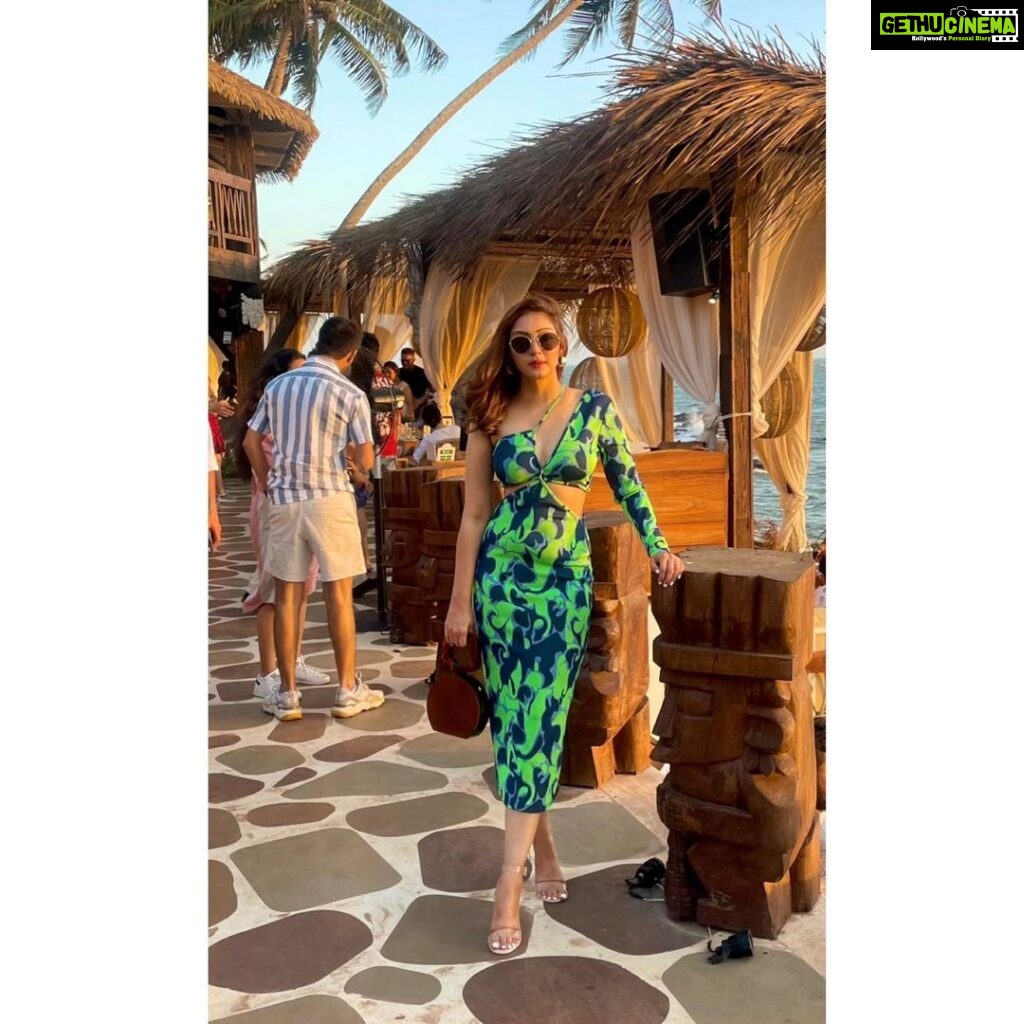 Pooja Salvi Instagram - 💚 . . . . . . . #mayanbeachclub #sundowner #goodvibes