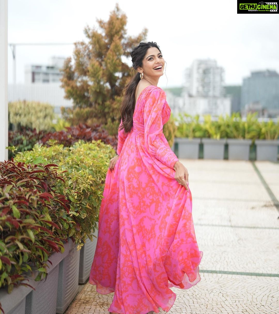 Pooja Sawant Instagram - Dancing in my favourite colour palate 🌸 Outfit by @ranbirmukherjeeofficial Styling @styledbyshakti Makeup hair @sheetalpalsande Photography @niraj_sarda
