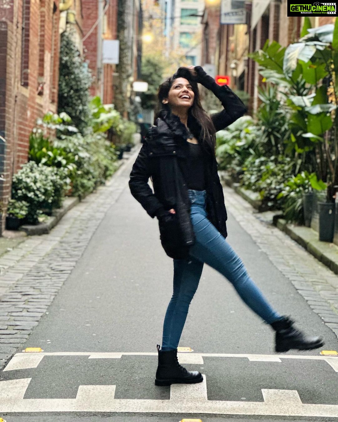 Pooja Sawant Instagram - Mood of the day 💜💫