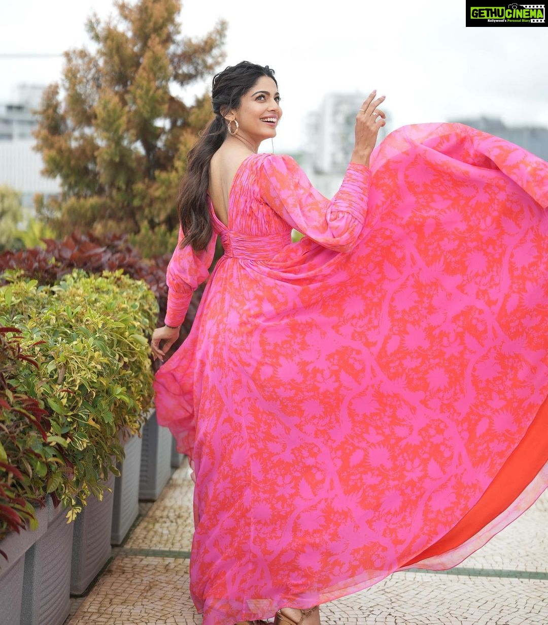 Pooja Sawant Instagram - Dancing in my favourite colour palate 🌸 Outfit by @ranbirmukherjeeofficial Styling @styledbyshakti Makeup hair @sheetalpalsande Photography @niraj_sarda