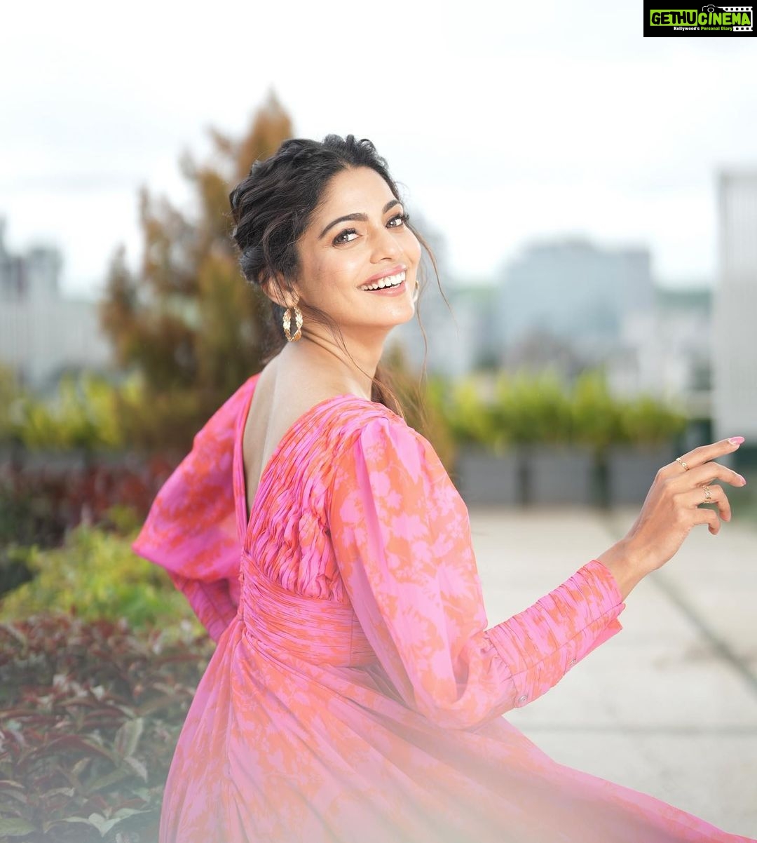 Pooja Sawant Instagram - Dancing in my favourite colour palate 🌸 Outfit by @ranbirmukherjeeofficial Styling @styledbyshakti Makeup hair @sheetalpalsande Photography @niraj_sarda