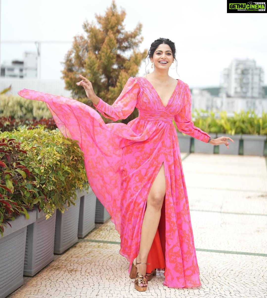 Pooja Sawant Instagram - Dancing in my favourite colour palate 🌸 Outfit by @ranbirmukherjeeofficial Styling @styledbyshakti Makeup hair @sheetalpalsande Photography @niraj_sarda
