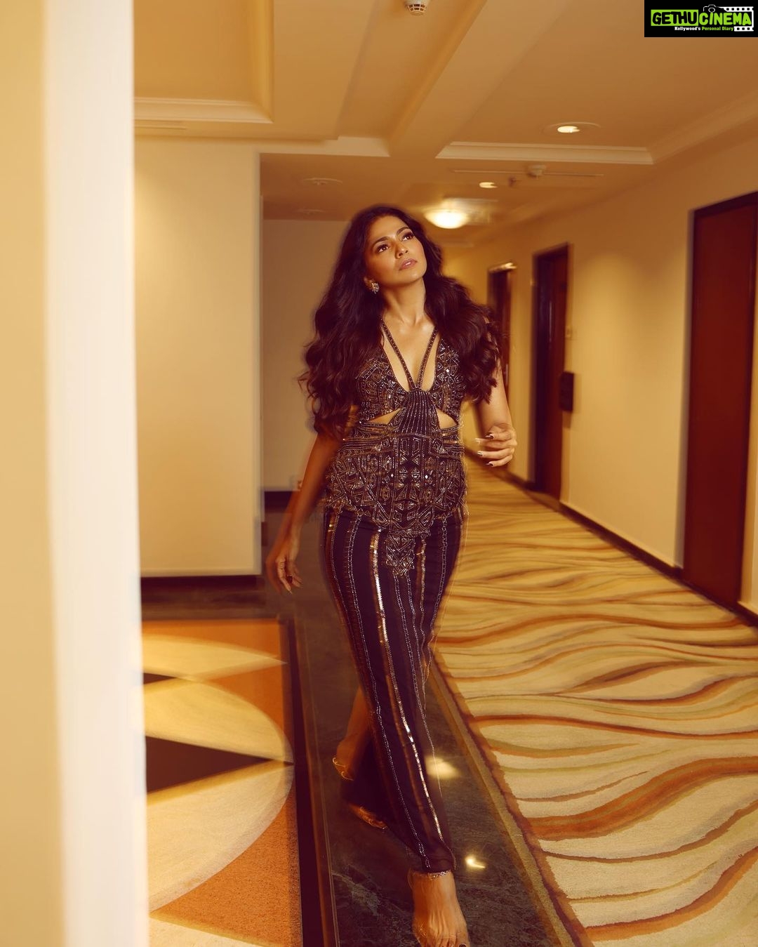Pooja Sawant Instagram - Dolled up for golden women icon awards 2023 Thank you @omii_showme @makeupbyberdesaurabh for this great opportunity 🌸 Styled by @samprata23 @poornimas_makeover @hair_by_pranav @jewelcrownartjewellery @shrutisbagwe
