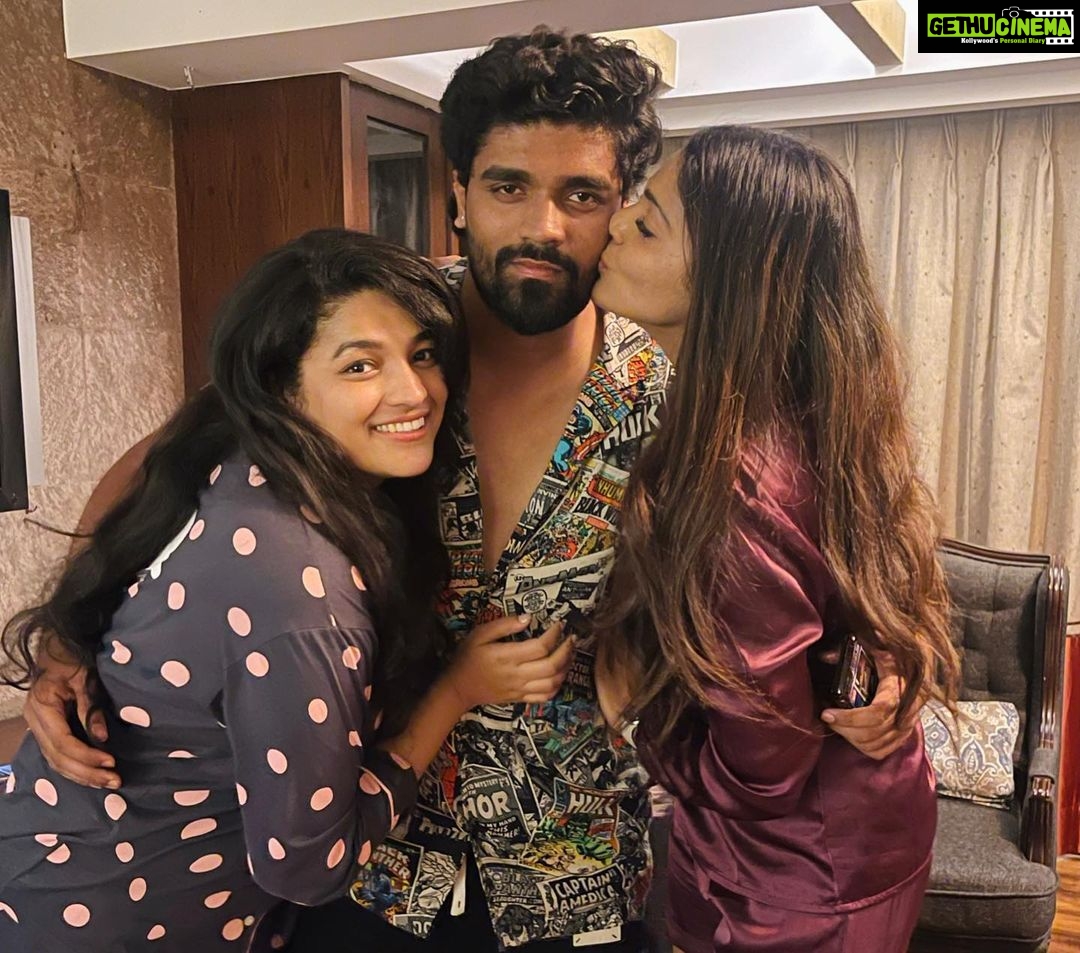 Pooja Sawant Instagram - nothing.. just sharing some happy memories of happy people from happy birthday party with happy pajama theme 🤭