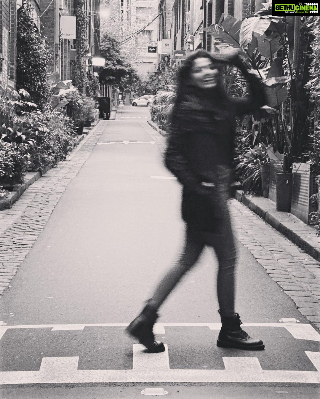 Pooja Sawant Instagram - Mood of the day 💜💫