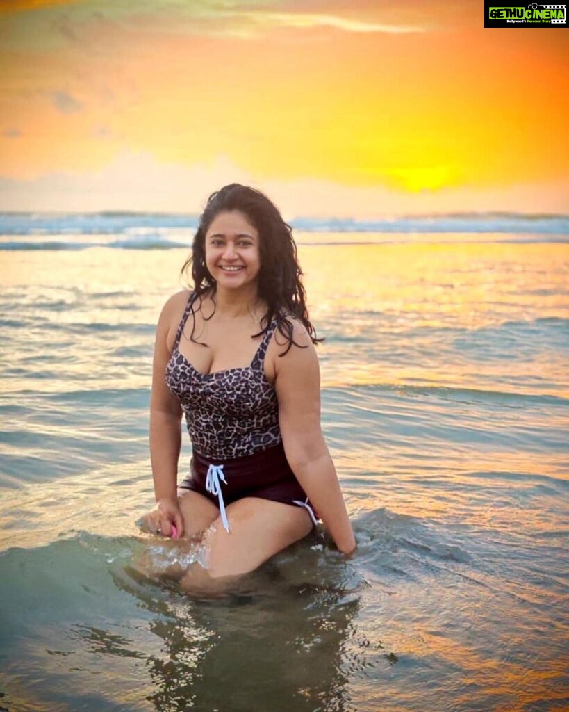 Poonam Bajwa Instagram - It’s a good morning It’s a great morning It’s the best morning ever in the history of mornings ♥️♥️♥️♥️♥️♥️♥️♥️♥️ Mandrem Beach