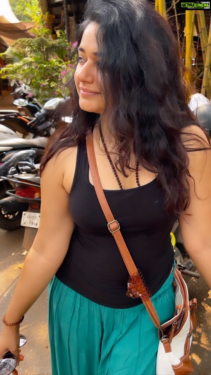 Poonam Bajwa Instagram - Good morning 🍀 #posepose