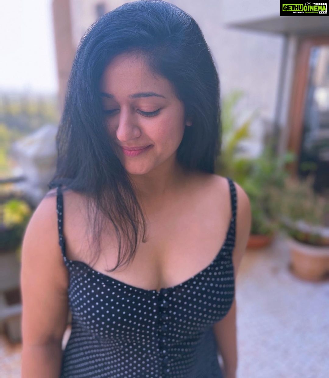 Poonam Bajwa Instagram - 🌻🦋#loveabounds