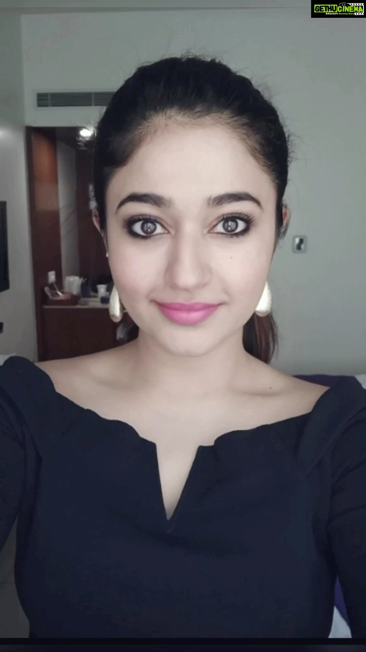 Poonam Bajwa Instagram - #tbt#smilesmilesmile