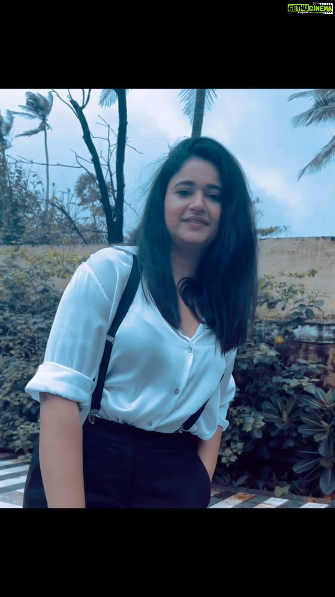 Poonam Bajwa Instagram - #inbetweenshots#spoofingaround 🙃😎😂