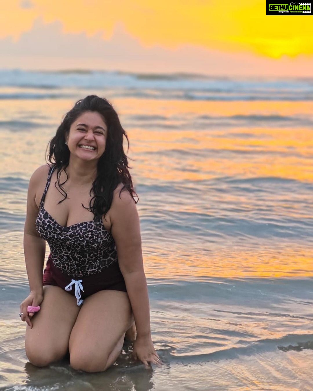 Poonam Bajwa Instagram - It’s a good morning It’s a great morning It’s the best morning ever in the history of mornings ♥️♥️♥️♥️♥️♥️♥️♥️♥️ Mandrem Beach