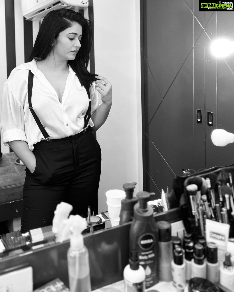 Poonam Bajwa Instagram - #mirrormusings